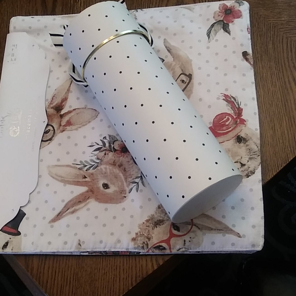 Polka dot place mats and wine gift box